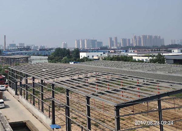 江蘇信年華工貿(mào)有限公司1#、2#廠房工程   門式鋼架施工階段.jpg